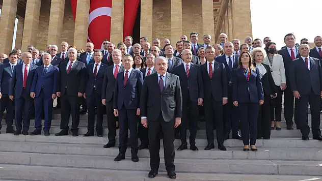 TBMM Başkanı Mustafa Şentop başkanlığındaki devlet erkanı Anıtkabir’i ziyaret etti