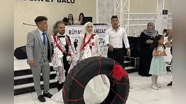 TIR şoförü damada düğünde TIR lastiği takıldı