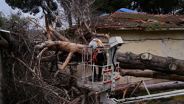 TİRE BELEDİYESİ FIRTINADA TEYAKKUZA GEÇTİ