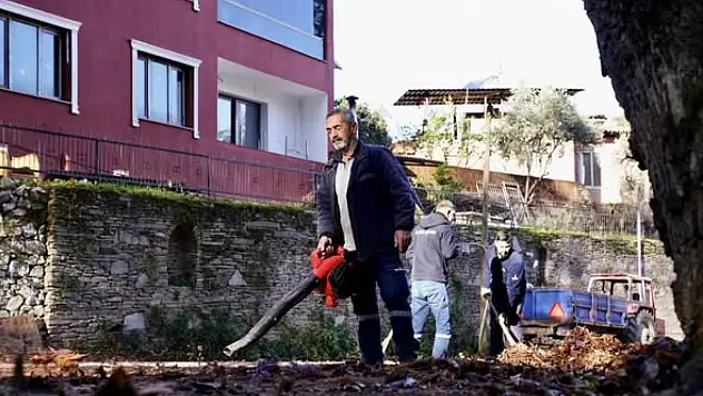 TİRE BELEDİYESİ FIRTINAYA RAĞMEN SAHADA