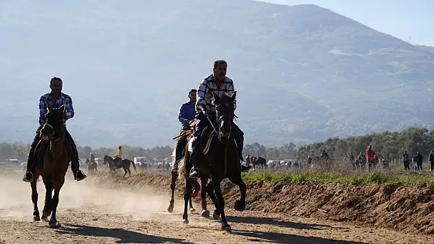 Tire'de Geleneksel Rahvan At Yarışları Nefes Kesti