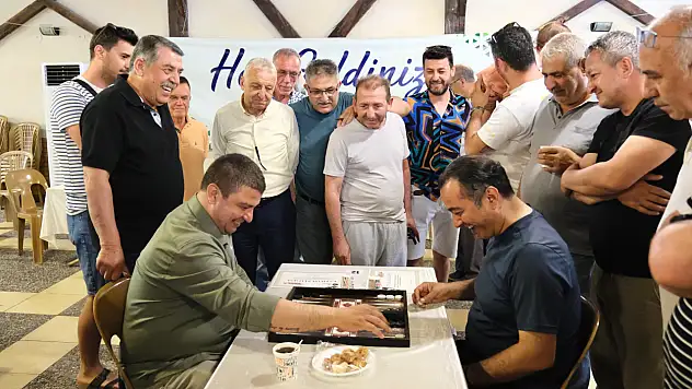 Tire'de Geleneksel Tavla Turnuvası Babalar Günü'nde Renkli Görüntülere Sahne Oldu