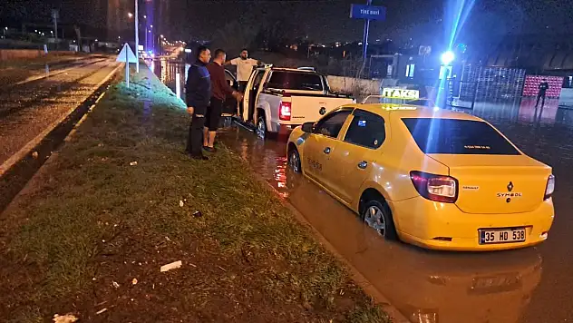 TİRE'DE SU BASKININA BELEDİYEDEN HIZLI MÜDAHALE