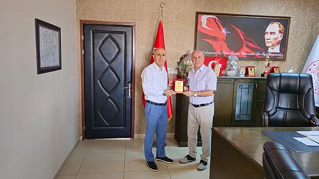 Tire İlçe Milli Eğitim Müdürlüğü Personeli Hüseyin Yurttaş'a Hizmet Plaketi Takdim Edildi