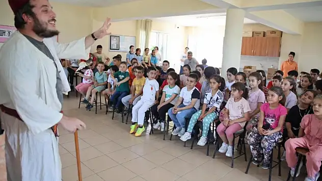 Tire'nin Köylerinde Tiyatro Coşkusu: 'Dersimiz Tiyatro' Oyunu Sahnelendi