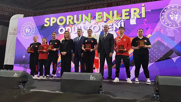 Tireli Genç Sporcular Prestijli Organizasyonda Ödüllerine Kavuştu