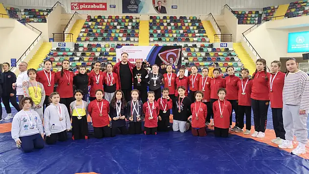 TİRELİ KADIN GÜREŞÇİLER ULUSLARARASI TURNUVADA ÜÇÜNCÜ OLDU