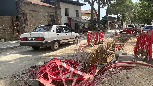 TURİZMİN GÖZBEBEĞİ BİRGİ'DE UTANDIRAN MANZARA: FATİH MEHMET BEY CADDESİ BİR YILDIR KAZILI, HALA TAMAMLANMADI