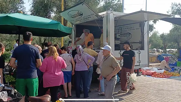 TÜRKMEN MAHALLESİ MUHTARINDAN PERŞEMBE PAZARINDA AŞURE HAYRI