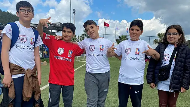 U12 Cup’ta 8 depremzede çocuk keyifli vakit geçirdi