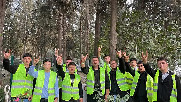 Ülkü Ocakları Ödemiş'te Şehitliği Ziyaret Etti ve Temizlik Çalışması Yaptı