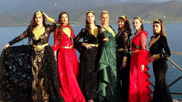 Ünlü mankenlerden yöresel kıyafet defilesi