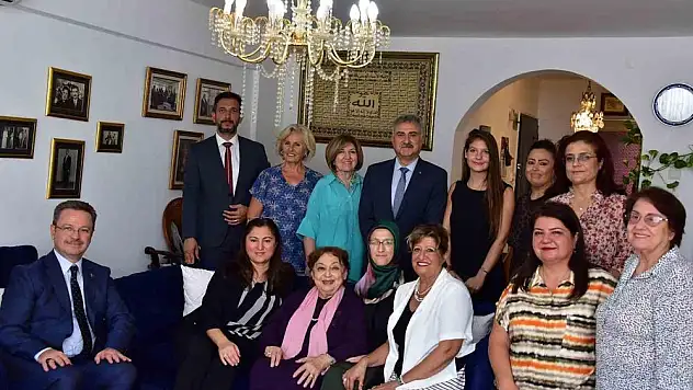 Vali Ünlü ve eşinden Mübeccel Kafkaslı'ya evinde ziyaret