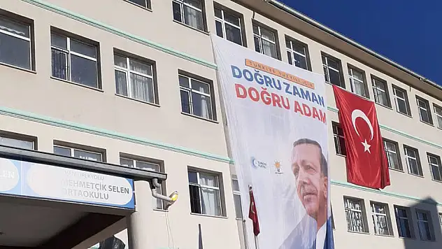 Van’da Mehmetçik Selen Ortaokulu’na Erdoğan pankartı
