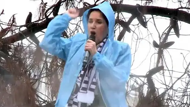 Yağmur altında konuşan Akşener, sloganlara böyle karşılık verdi: Bedava olmaz