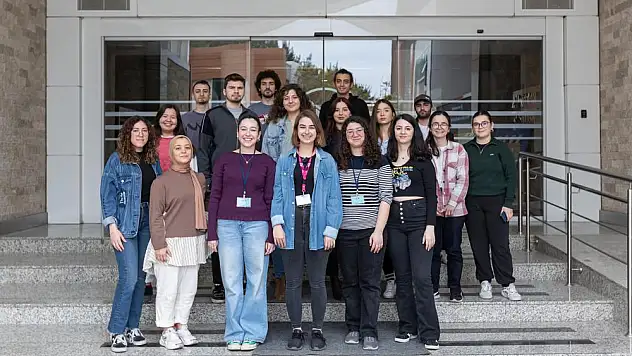 Yaşarlı öğrenciler depremzede çocuklara ders veriyor