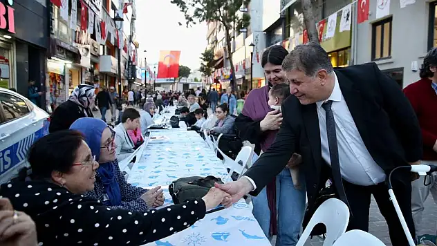 Yenilenen Karşıyaka Çarşısı'nda 4 bin kişilik iftar yemeği