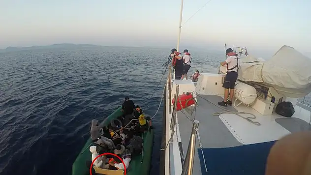 Yunanistan’ın geri ittiği göçmenleri Sahil Güvenlik ekipleri kurtardı