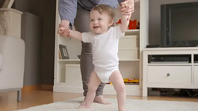 Yürümeye yeni başlayan çocuklara evde dikkat!
