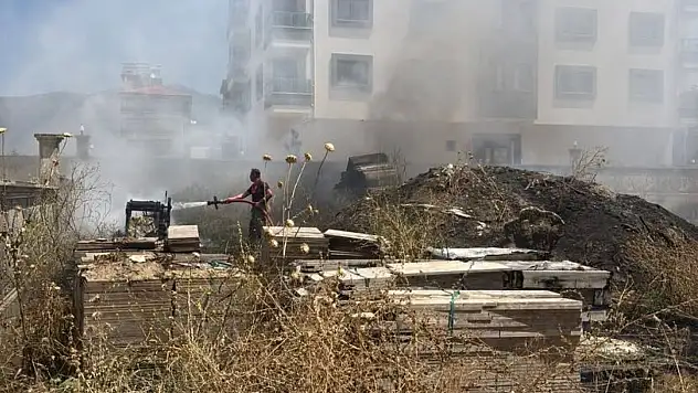 Zafer Mahallesi'nde Yangın Paniği: Boş Arazide Çıkan Yangın Kısa Sürede Söndürüldü