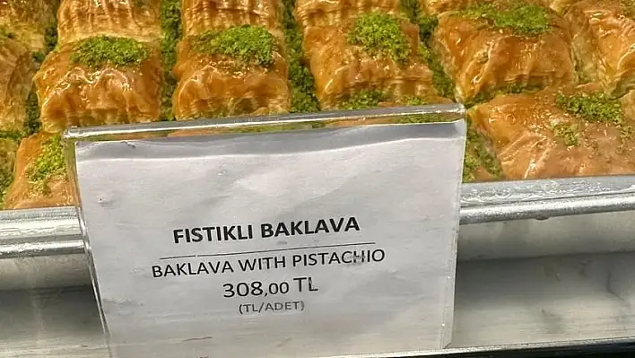 1 adet fıstıklı baklava: 308 TL