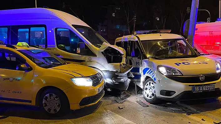 3 araç çarpıştı, 3'ü polis 6 kişi yaralandı