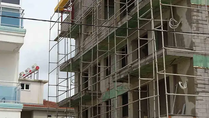 3. kattan toprak zemine çakıldı, ölümden döndü