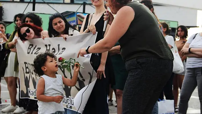 5 yaşındaki çocuktan gül alan kadınlar yeniden umutlandı