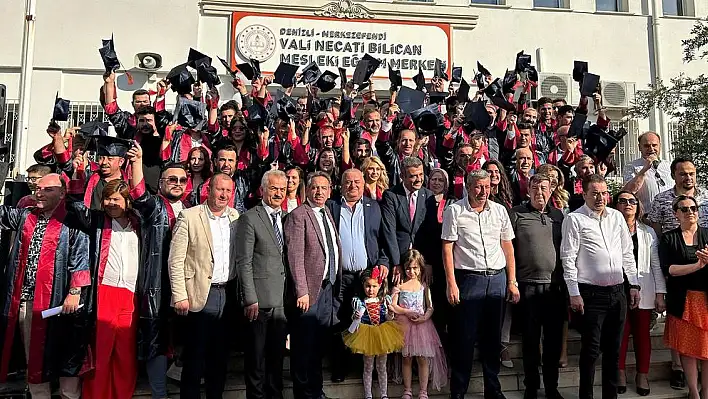 50 yıl sonra diploma sahibi oldular