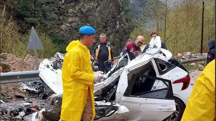 Adana'da heyelan nedeni ile üzerine kaya düşen otomobildeki 4 öğretmen hayatını kaybetti