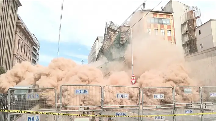 Ağır hasarlı bina yıkım esnasında böyle çöktü, araç trafiği oluştu