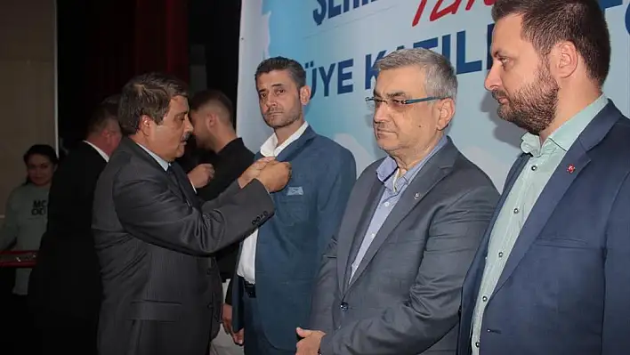 AK Parti Antalya Milletvekili Çelik, Ödemiş’te partisinin yeni üyelerine rozet taktı