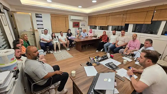 AK Parti Tire İlçe Teşkilatı, Haftalık Toplantısını Fabrika Sahasında Gerçekleştirdi