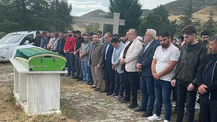 Amasya'daki otobüs kazasında hayatını kaybeden 2 üniversite öğrencisi Çorum'da defnedildi