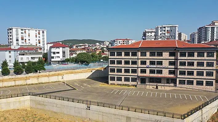 Ana kucağındayken kanseri yenen Ceylin şimdi ortaokula gidiyor