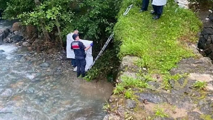 Arkadaşını beklemeyen taksicinin canına kıydı