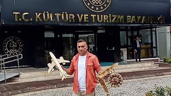 Atık tahtalardan oyuncak yaparak Sanatçı kimliği aldı