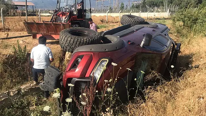 Ayakkabıcılar Sitesinde Trafik Kazası: Araç Yuvarlandı