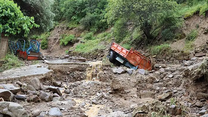 Aydın sele teslim oldu