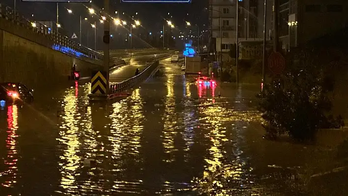 Aydın’da araçlar yağmur sularının içinde kaldı