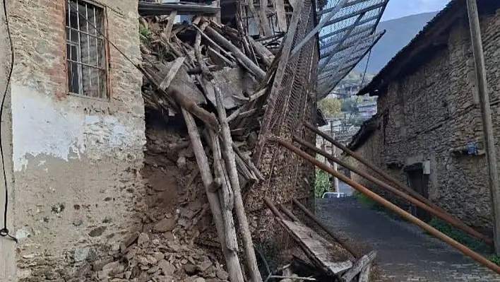 Bademli Mahallesi'nde Yıkılan Ev Yolu Kapattı: Mahalleli Bir Aydır Mağdur