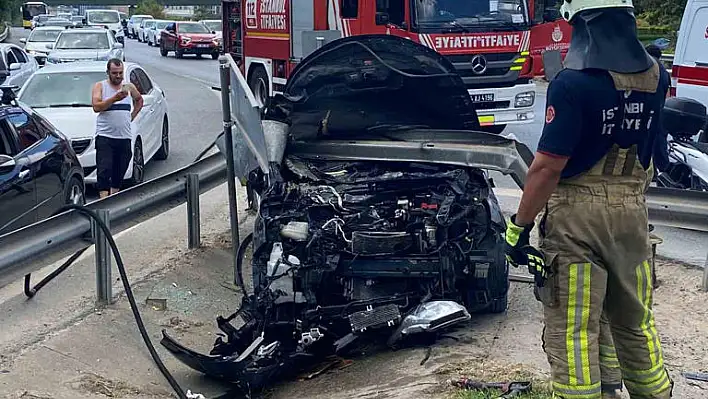 Bariyerlere çarptı hurda oldu