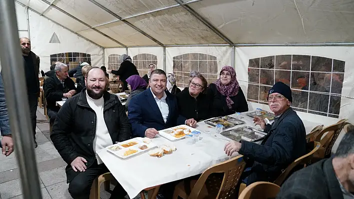 Başkan Okuroğlu, iftar çadırında vatandaşla buluştu