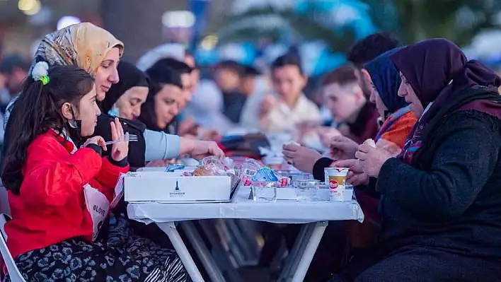 Başkan Sandal, depremzedelerle iftar yemeğinde