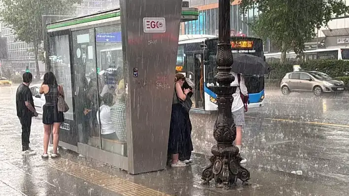 Başkentte Akşam Saatlerinde Sağanak ve Fırtına Hayatı Olumsuz Etkiledi