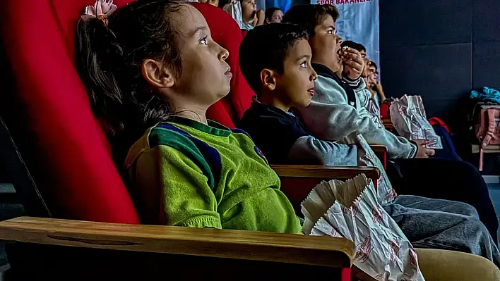 Bayındır'da Miniklerle Sinema Keyfi: Rafadan Tayfa Etkinliği Renkli Görüntülere Sahne Oldu