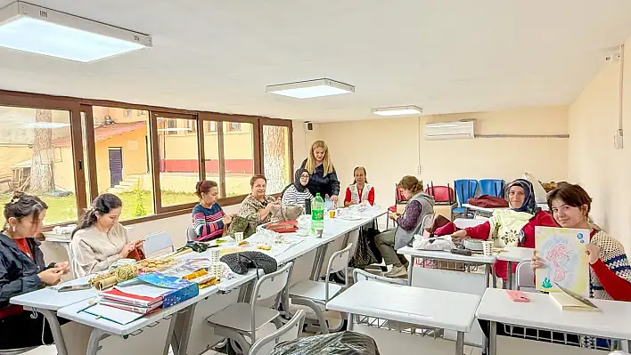 Bayındır Gençlik Merkezi'nde Dikiş Nakış Sanatı Hayat Buluyor