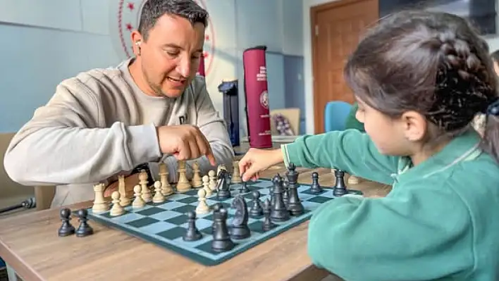 Bayındır Gençlik Merkezi'nde satranç eğitimlerine yoğun ilgi