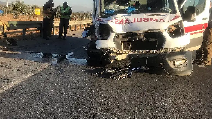 Bayındır'da ambulansla otomobil çarpıştı