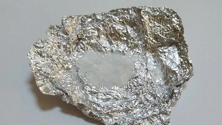 Bayındır’da çalıntı otomobilde uyuşturucu bulundu